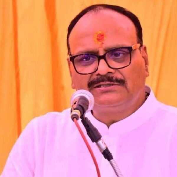 ‘नौकरी के चक्कर में मत पड़ो, ई-रिक्शा चलाओ’,…