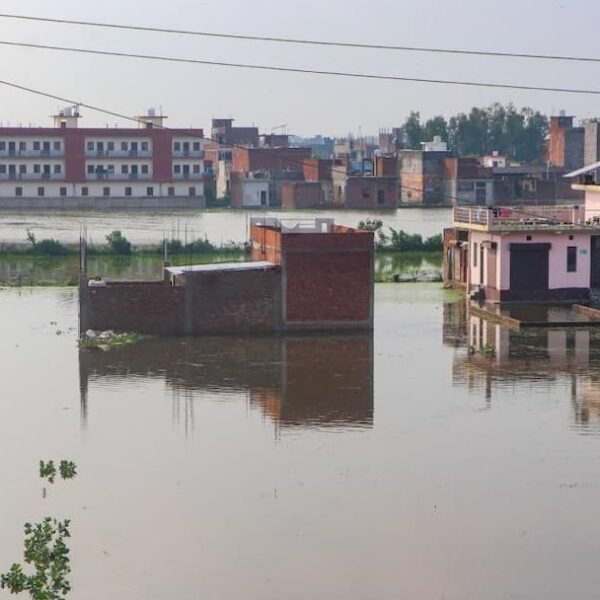 UP में बारिश से हाहाकार! अब तक 15…