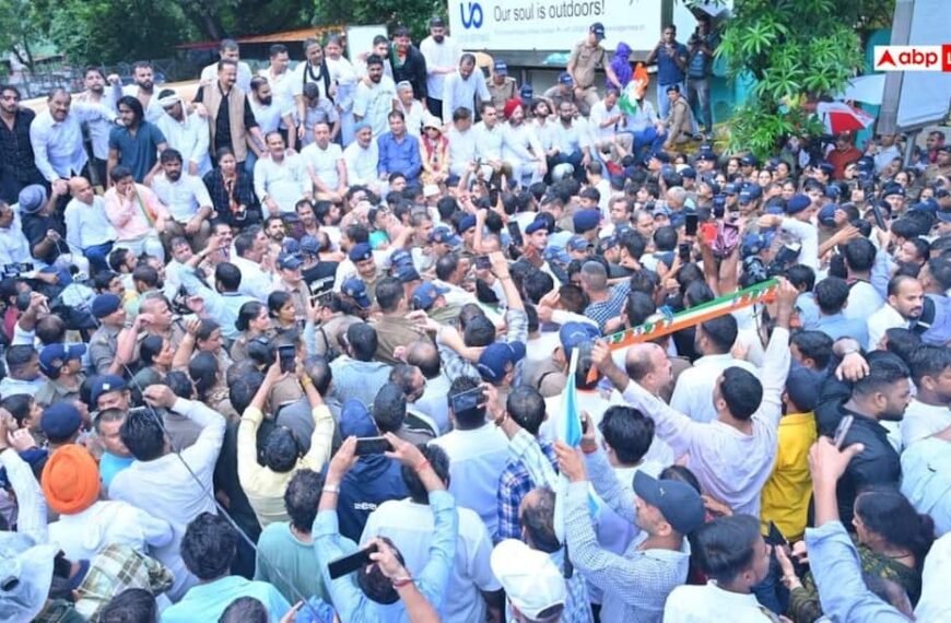 शुद्धीकरण विवाद: देहरादून में कांग्रेस का प्रदर्शन, सरकार पर निशाना