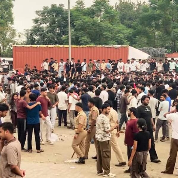फगवाड़ा: LPU में छात्रों का प्रदर्शन जारी, रेप…