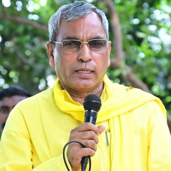 ‘सपा दफ्तर में चच्चू शिवपाल यादव और भाई…
