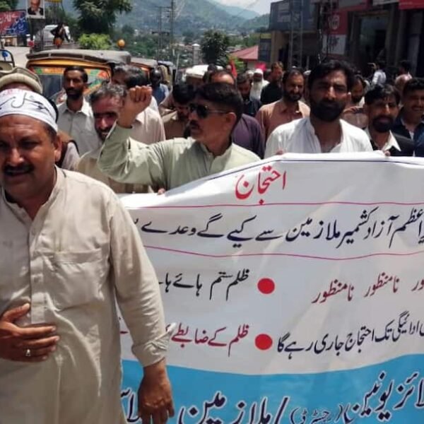 PoK में मुनीर की सेना की बर्बरता, प्रदर्शनकारियों…