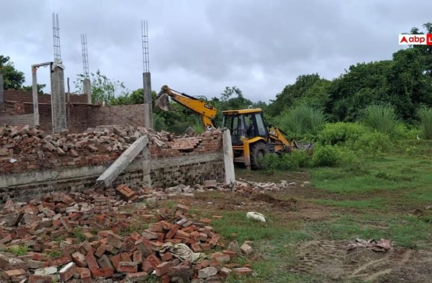 पीलीभीतः KGN कॉलोनी में चला बुलडोजर, सपा नेता पर धोखाधड़ी का आरोप