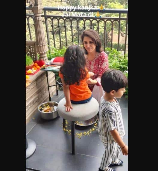 अष्टमी पर नीतू कपूर ने धोए पोती राहा कपूर के पैर, नीचे बैठकर लिया आशीर्वाद, देखें तस्वीर