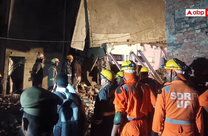 वाराणसी में अवैध पटाखा फैक्ट्री में धमाका, 2 मंजिला मकान धराशायी, 3 झुलसे