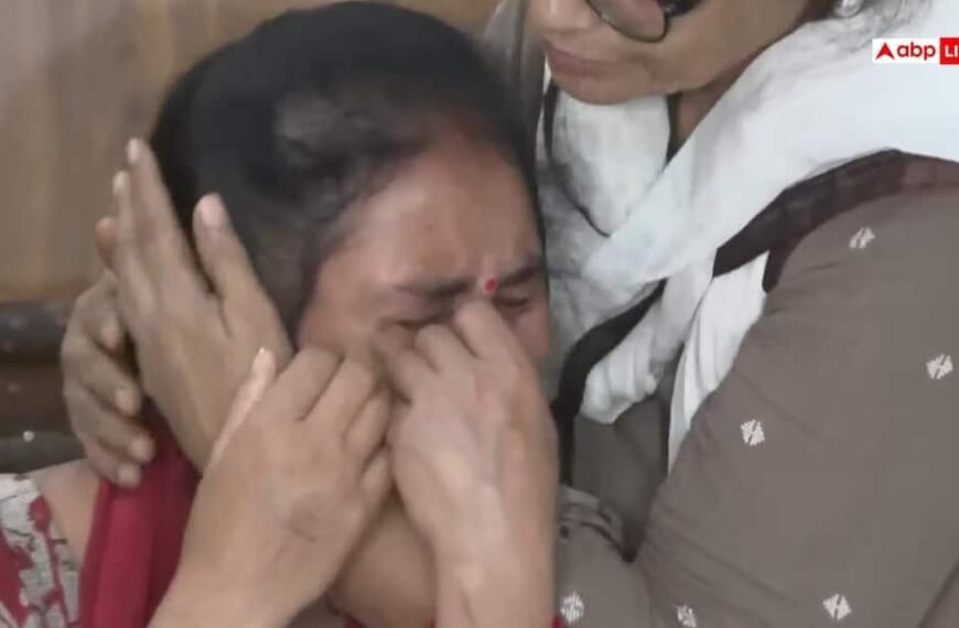 दिल्ली में प्रेस वार्ता के बीच भावुक हुईं अंकिता भंडारी की मां सोनी, फफक-फफक कर रोईं